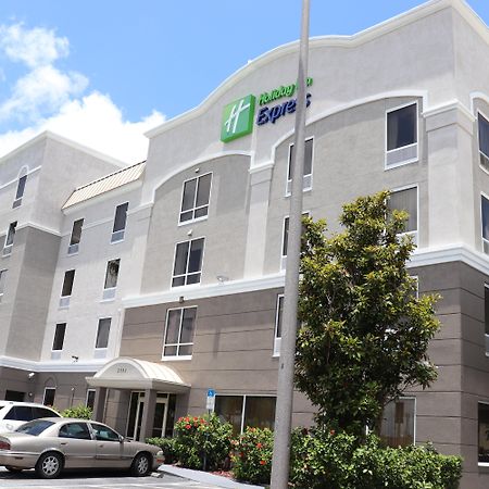 Holiday Inn Express Hotel & Suites Clearwater Us 19 North By Ihg Exterior foto